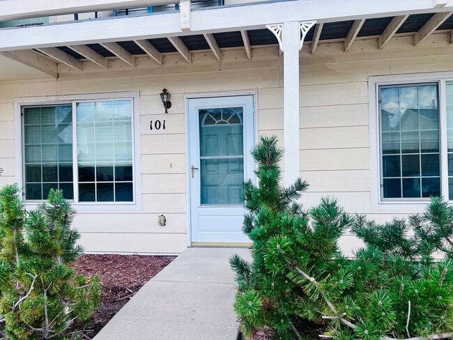 Lovely 3 Bedroom 2 Bath w/ gas fireplace - Lovely 3 Bedroom 2 Bath w/ gas fireplace House