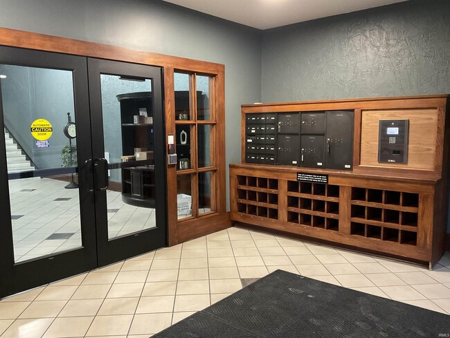 Building Photo - 112 W Washington Blvd