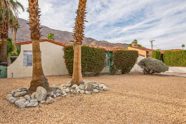 Building Photo - 2 Bed / 2 Bath Spanish-Style Home with Det...