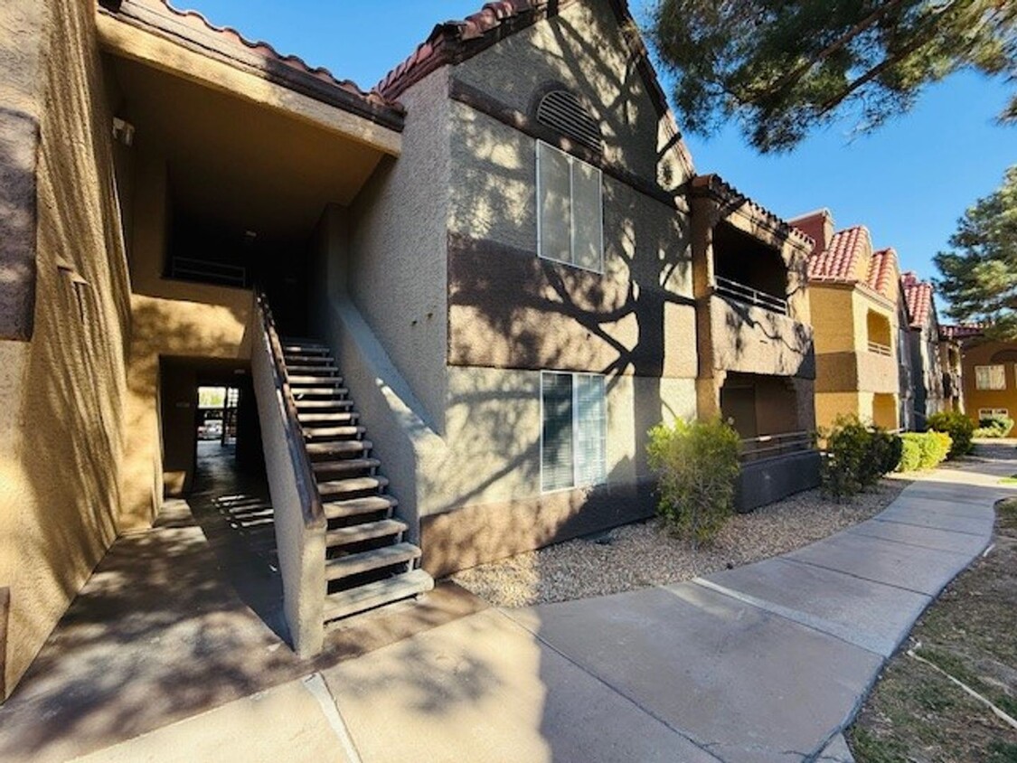 Foto principal - Fantastic Guard-Gated Condo – Move-In Ready!