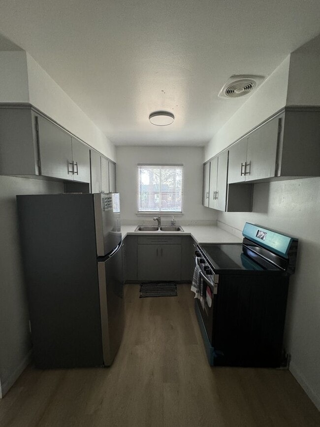 Building Photo - 2 Bedroom near Stateline