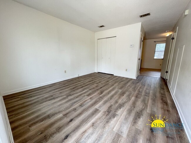 Building Photo - Great 2 Bedroom Townhouse Close to Both Bases