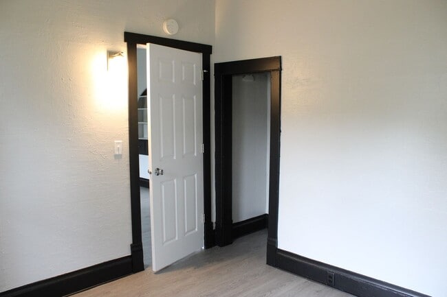 Foto del edificio - 317 E 10th St S