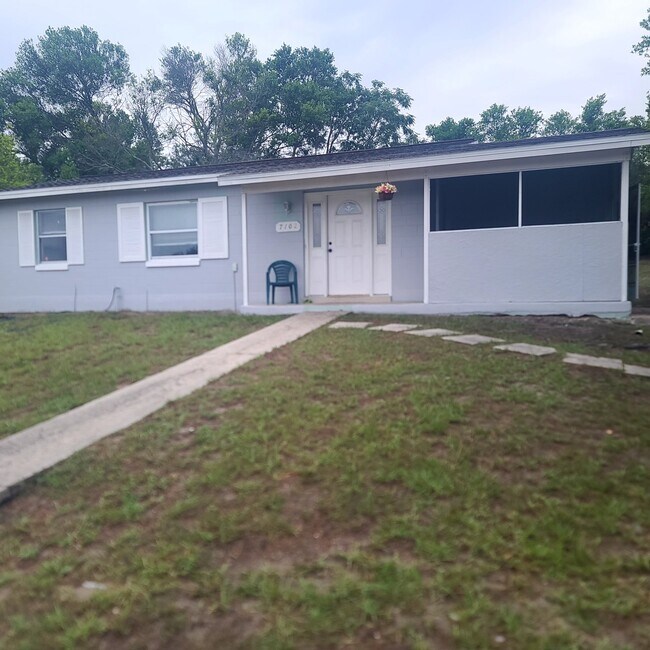 Foto del edificio - 7102 Holiday Dr