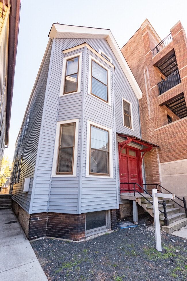Building Photo - 1431 W Belmont Ave