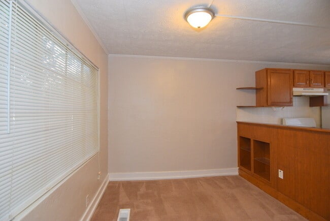 Building Photo - $850- Water Included in Rent - 1 Bedroom A...