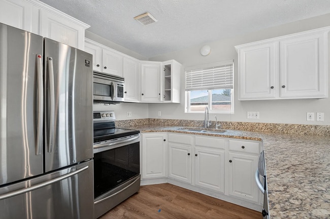 Building Photo - Impressive 5 bed/3 bath twin home in Chubbuck with just under 3000 square feet.