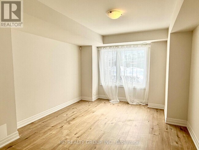 Photo du bâtiment - 33 Thomas Armstrong Ln