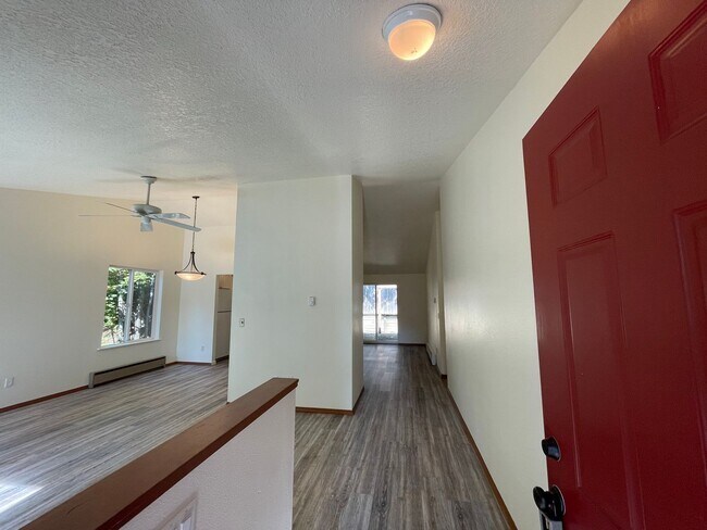 Building Photo - Beautiful 3 Bed/2 Bath Single-Level Home i...