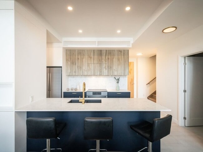 Building Photo - L'Aventura