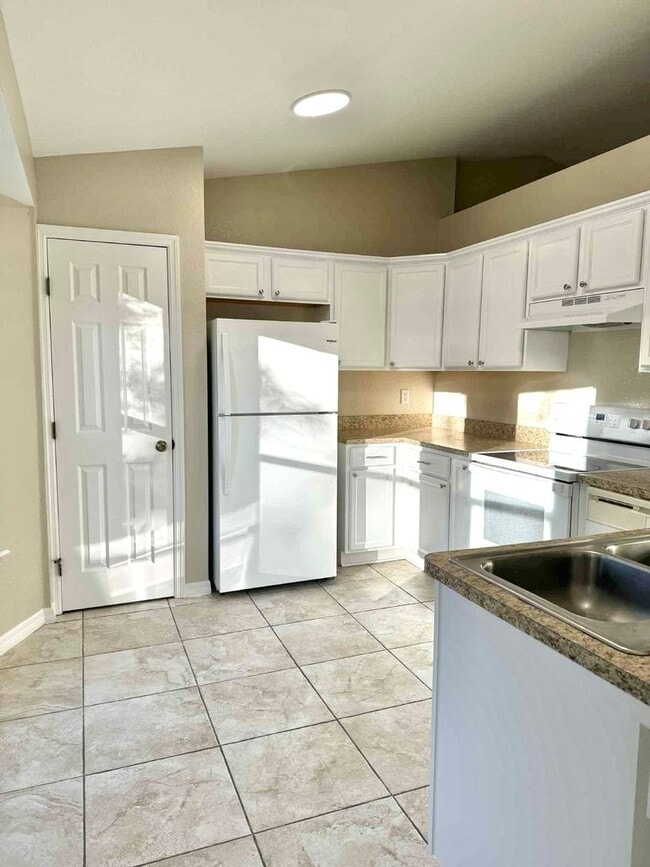 Building Photo - Updated 3/2 Home In SE Ocala