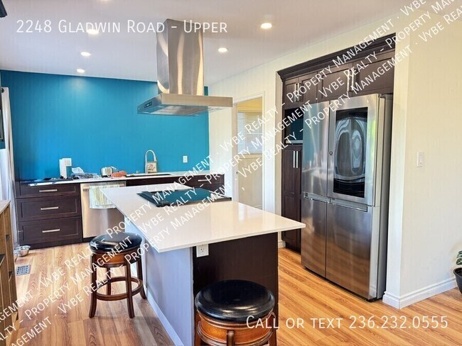 Photo du bâtiment - ? Beautiful Rancher Upper Steps from Mill Lake! Upper