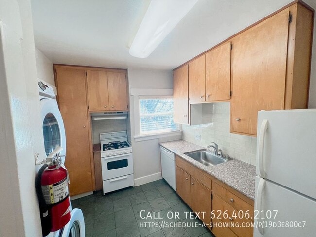 Building Photo - 1417 Grevelia St