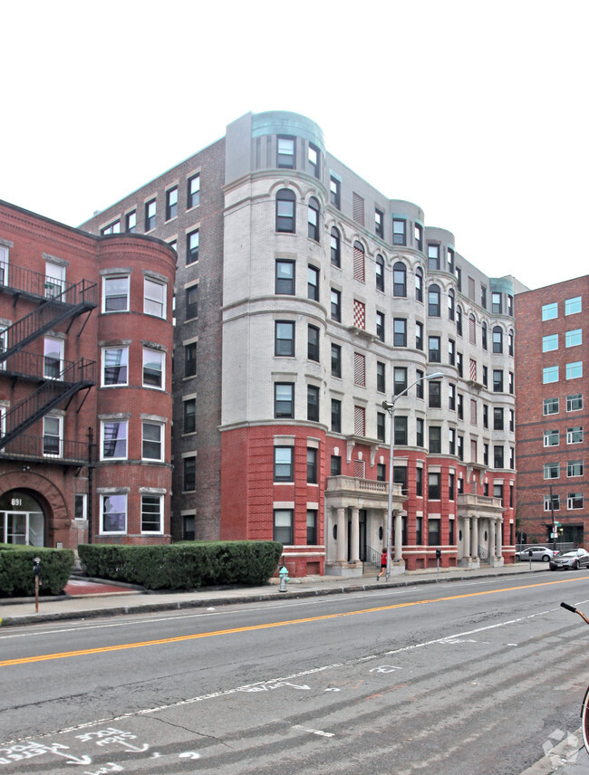 Building Photo - 881 Massachusetts Ave