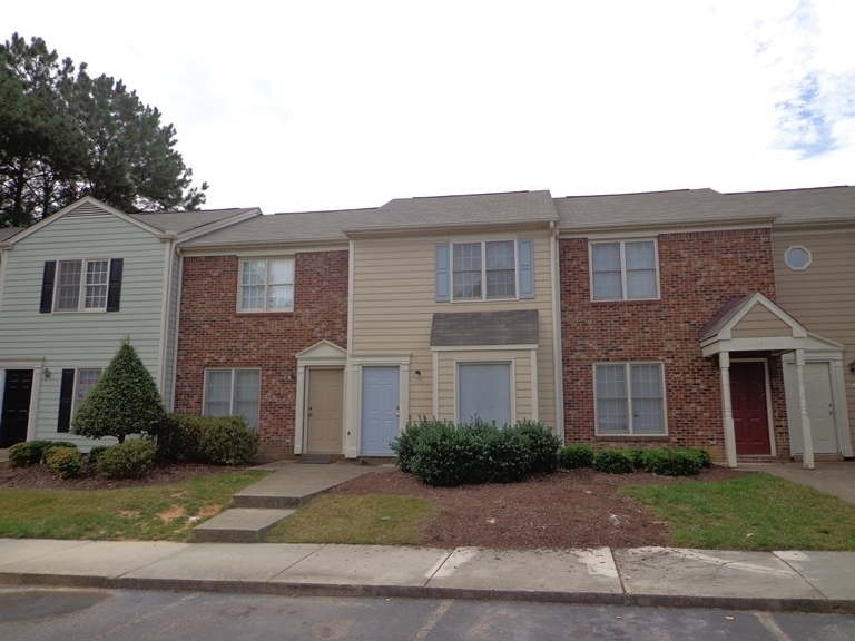 Foto principal - Spacious North Raleigh Townhouse! Pool! Lo...