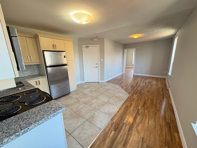 Photo du bâtiment - 2 Bedroom On Corner or King and Locke St Includes Parking