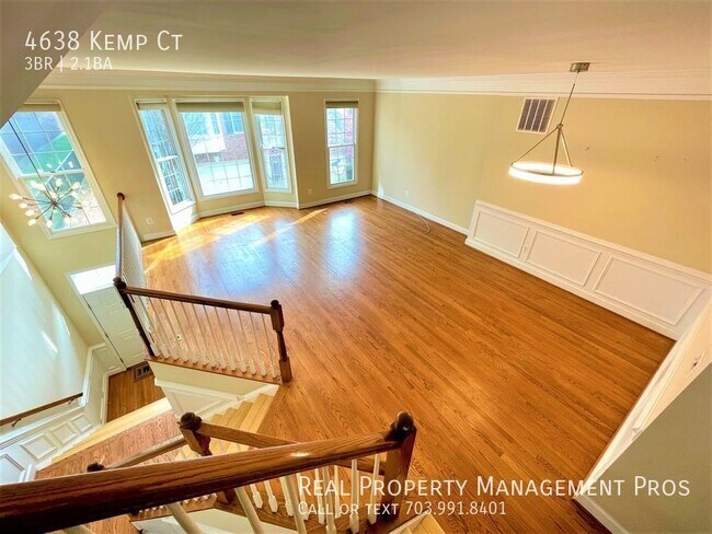 Building Photo - MASSIVE 3 BED/2.5 BATH 2 GARAGE (EV CHARGE...
