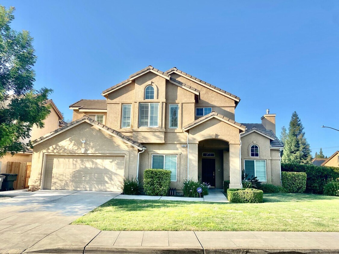 Primary Photo - 4 br, 3 bath House - 1021 E Sarazen Ave