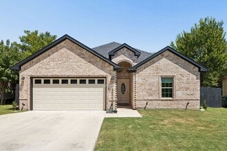Building Photo - 2808 Binyon St