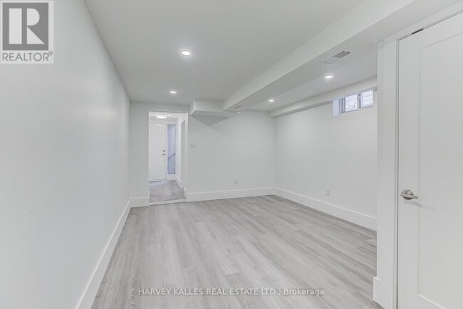Building Photo - 210 Christie St