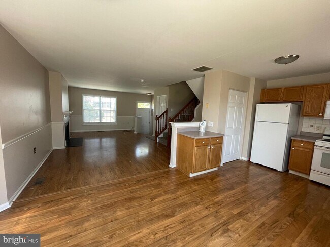 Building Photo - 33 Versailles Ct