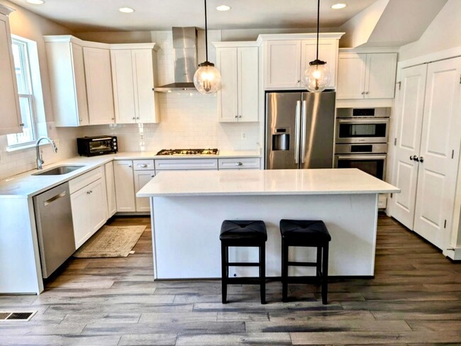Building Photo - 4 Bedroom Townhome in Clarksburg