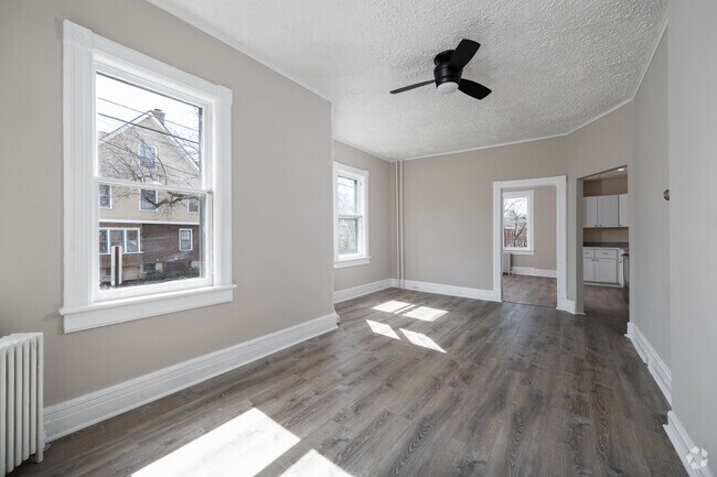 3 habitaciones, 1 baño - 1050 pies cuadrados - Sala de estar - 117-119 S Hamilton St