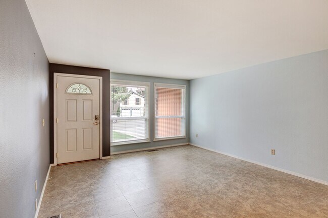 Building Photo - Kirkland Rambler with Amazing Back Yard!