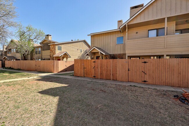 Building Photo - Spacious 2BD/2.5BTH Home Minutes away from...