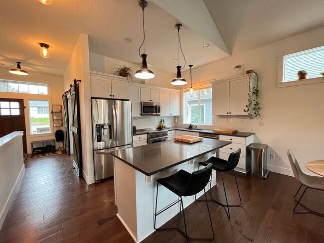 Building Photo - Amazing 3 bed/2 Bath in the St. John's Dis...