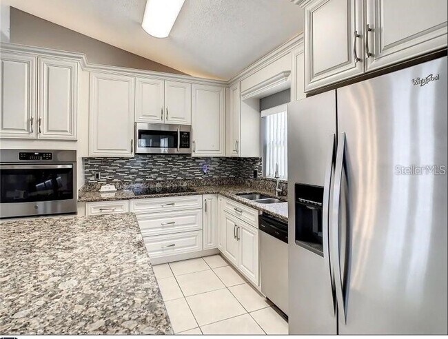 Building Photo - 9655 Hollyhill Dr