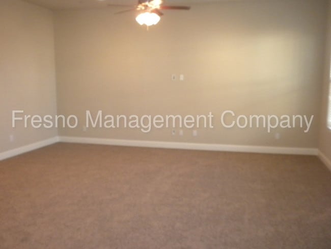 Building Photo - 6688 W Oak Ave