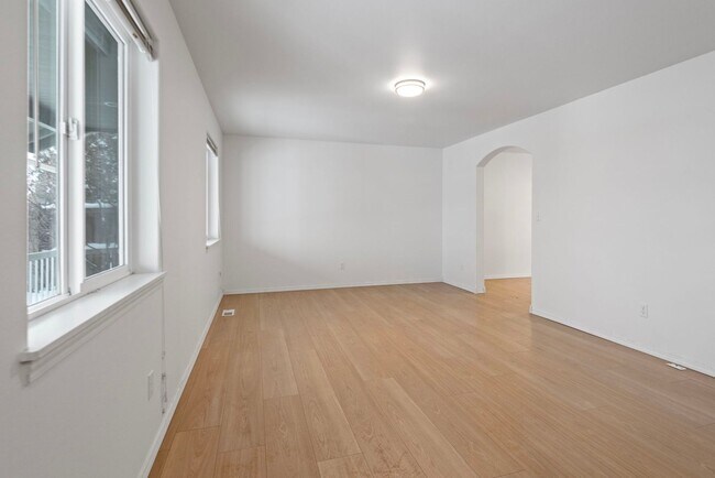 Foto del edificio - SPACIOUS HOME W/ MOUNTAIN VIEWS & LARGE BO...