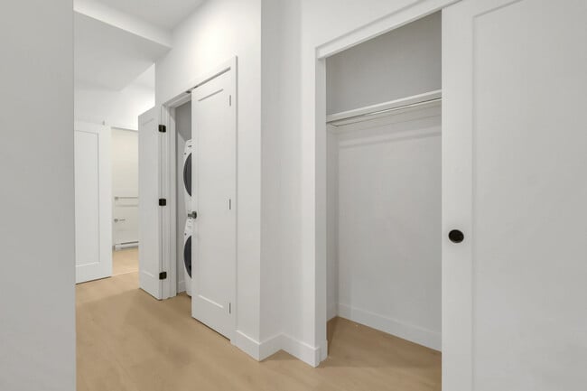 Building Photo - 6037 Boul De Maisonneuve O
