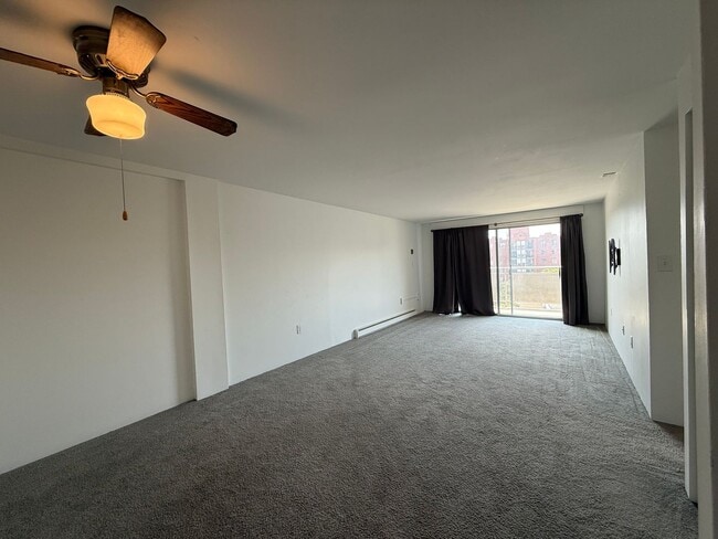 Building Photo - Downtown One Bedroom Apartment - Most Util...