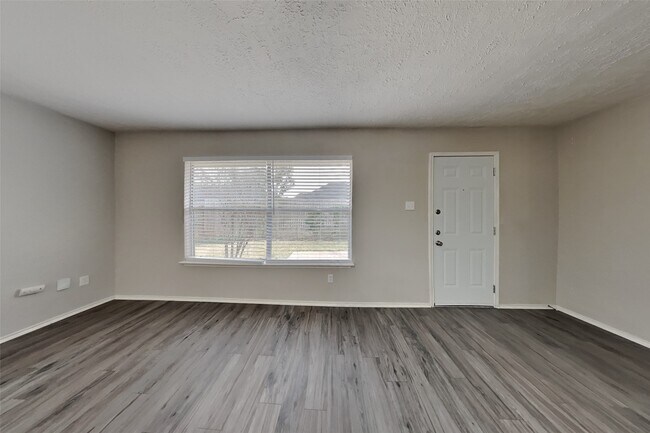 Building Photo - 2908 Piccadilly Circus