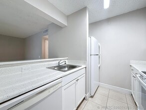 Building Photo - 719 Meadows Cir