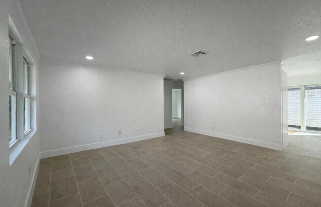 Foto del edificio - 736 Neil Rd