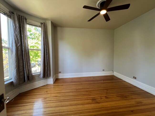 Foto del edificio - 2335 W Barry Ave