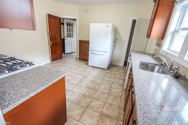 Building Photo - 5 br, 2 bath Apartment - 24 Chester Rd