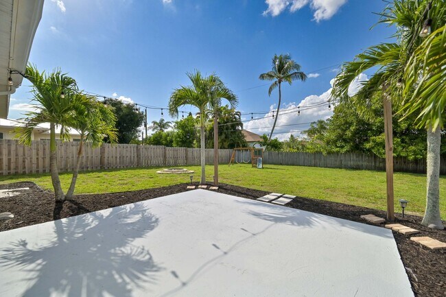Building Photo - ** Single Family Home ~ 1 Car Garage ~ Ful...