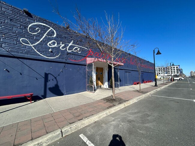 Building Photo - 406 Comstock St