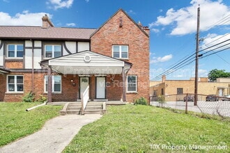 Building Photo - 1668 E Sycamore St