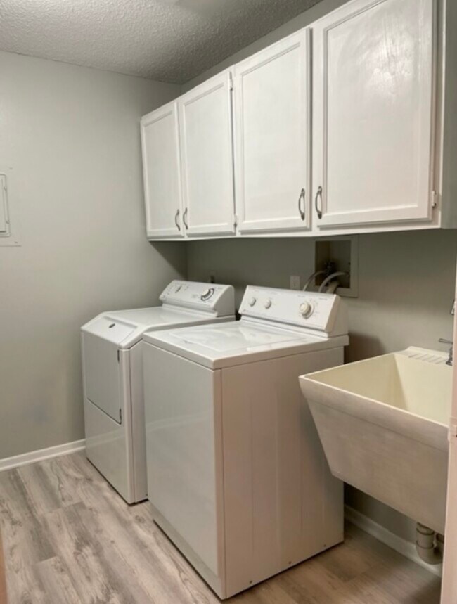 Foto del edificio - 4881 Woodland Ave
