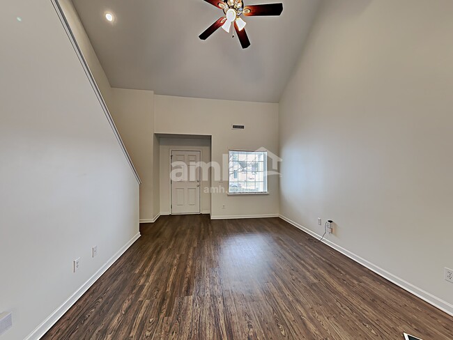 Foto del edificio - 1568 Pebble Ridge Dr