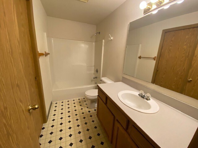 Building Photo - 1836 Summit Dr