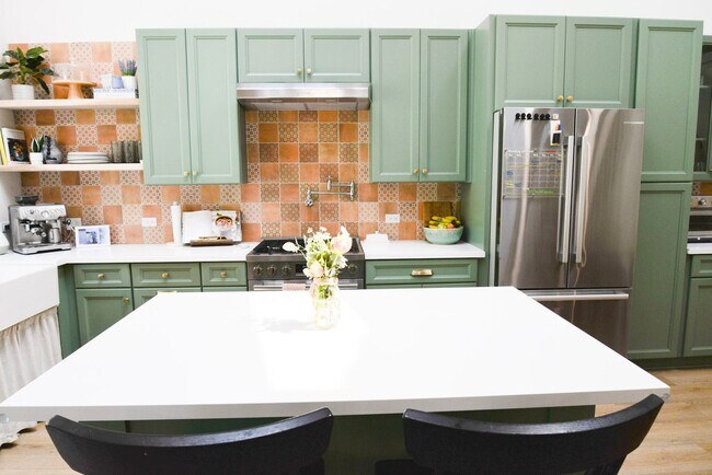 Foto del edificio - STUNNING REMODEL! Two story 3 bedroom 2.5 ...