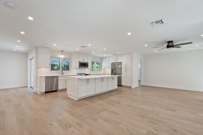 Building Photo - Renovated Pool Home in Winter Park Availab...