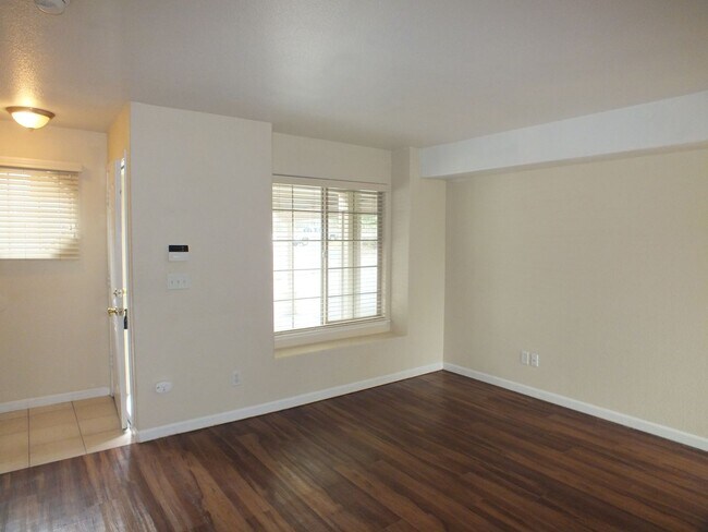 Foto del edificio - Cameron Park 2/1.5 townhouse style apt