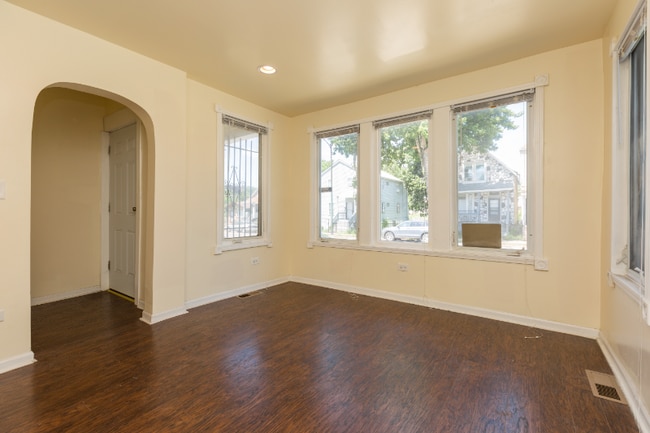 Building Photo - 705 W 81st St